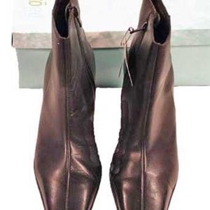BOOTS, LEATHER HIGH HEEL ANKLE HEIGHT, Sz 8B, BLACK, RECTANGULAR HEELS 3 1/8 inc